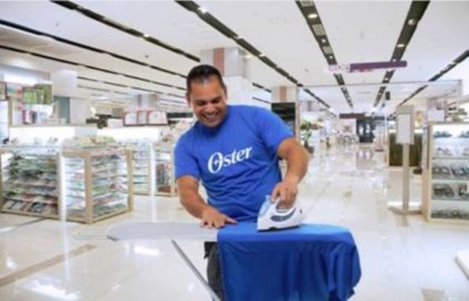 Homens passam roupas em supermercados