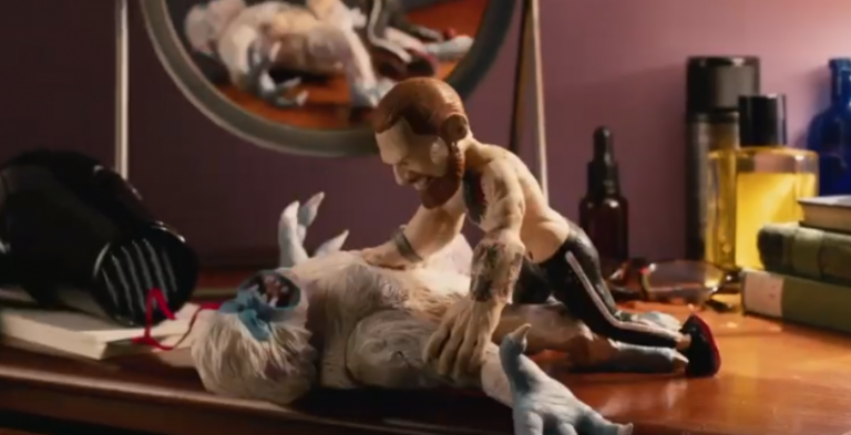 Conor McGregor enfrenta vilões em campanha da Reebok
