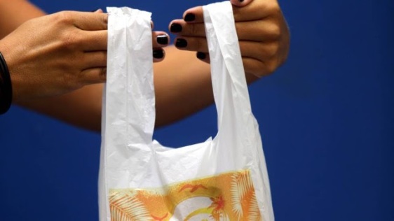 A ação de marketing sustentável do Extra tem como objetivo deixar as praias mais limpas (Foto: Marcelo Theobald).