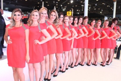 A beleza das promotoras no Salão do Automóvel