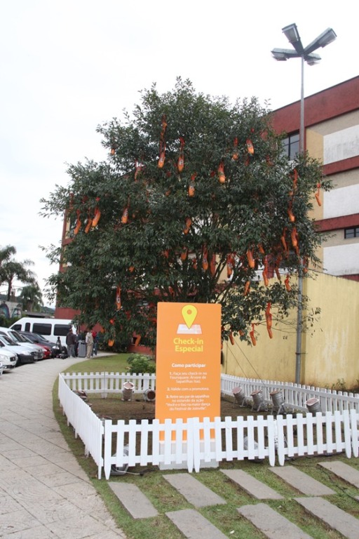 Tudo leva árvore de sapatilha a evento de dança