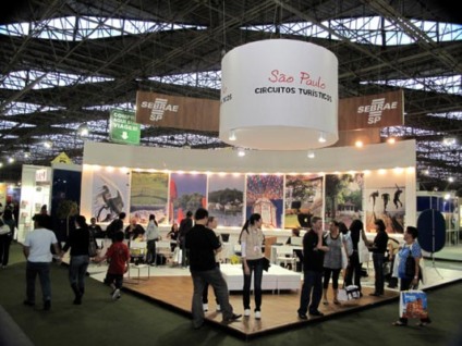 Sebrae/SP distribui Cartão Postal no Salão do Turismo