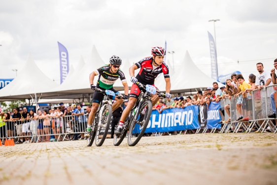 Disputa intensa no Short Track.