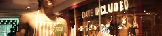 Sapataria oferece homem a clientes femininas