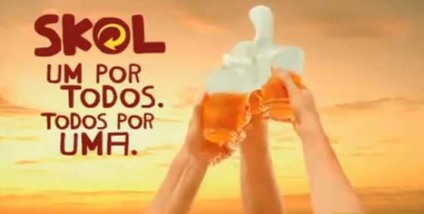 Skol reproduz filme em praia carioca com brindes Skol reproduz filme em praia carioca com brindes