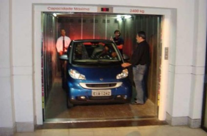 Dirigindo o Smart no elevador