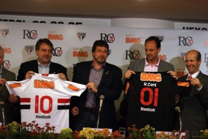 SÃO PAULO, SP, 06 DE SETEMBRO DE 2010 – HOMENAGEM 20 ANOS ROGÉRIO CENI NO SPFC – A diretoria do São Paulo Futebol Clube presta homenagem na manhã desta segunda-feira ao goleiro Rogério Ceni que completa 20 anos de clube, amanhã (7), na oportunidade o SPFC anuncia parceria de patrocinio com o Banco BMG, com […]