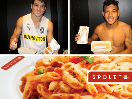 Atletas saboreiam a massa do Spoleto após partida na Libertadores da América (Foto: Divulgação/Spoleto).