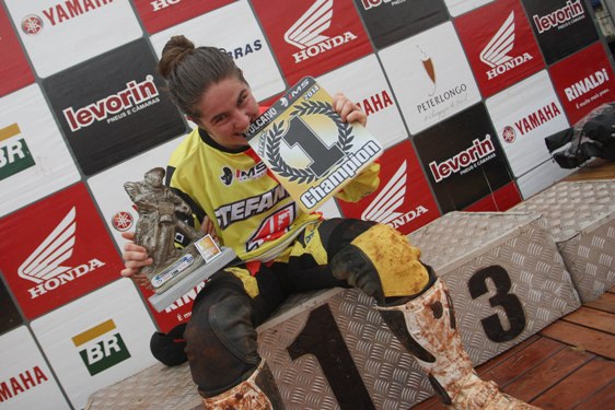 Stefany Serrão, piloto satélite Honda da MX3 no Campeonato Brasileiro de Motocross 2014 - See more at: http://www.vipcomm.com.br/cliente/honda/buscafotos/stefany%20serrao#sthash.dQcS3aQa.dpuf