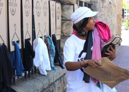 Conheça o primeiro shopping para moradores de rua