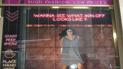 Modelos tiram roupa em vitrina para promover liquidação