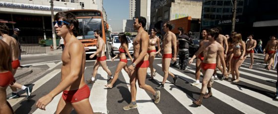 Ganhador de concurso desfila de "sunguinha"