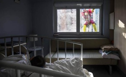 Super-heróis limpam as janelas do Hospital Infantil Sabará
