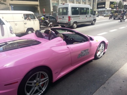 Super Máquinas leva Ferrari 430 à Avenida Paulista