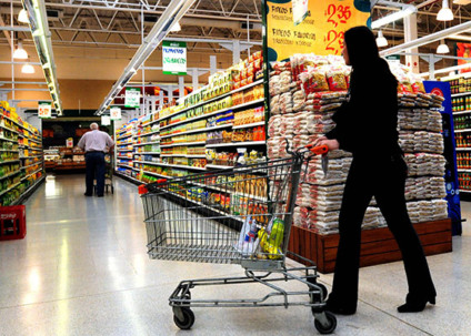 Télam Neuquén 02/10/2008 Las ventas en super e hipermercados ha superado en el pasado mes a los guarismos registrados en otros lugares del pais, cifra inédita en los registros provinciales de las últimas décadas.- Foto: Pepe Delloro/Télam/jcp