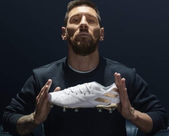 Adidas lança chuteira em homenagem à carreira de Messi