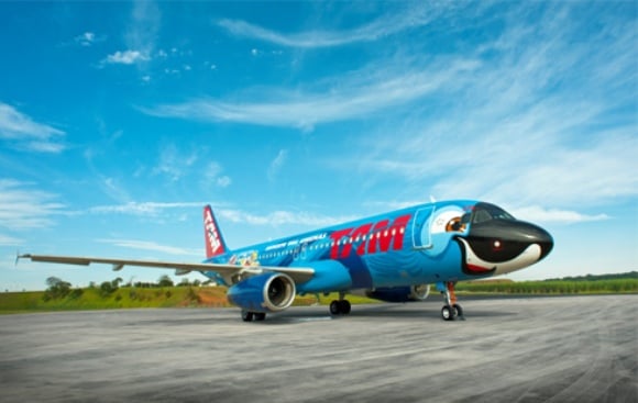 TAM estampa avião e faz promo com RIO