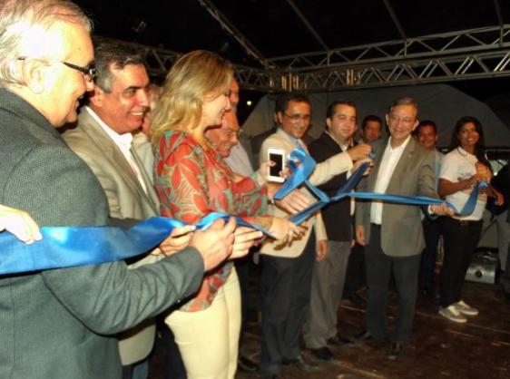 Autoridades e organizadores na abertura da Feira Tapajós.