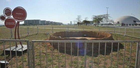 Mascote da Copa sofre vandalismo em Brasília