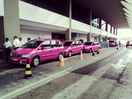 Táxis mudam de cor em Salvador em prol do Outubro Rosa