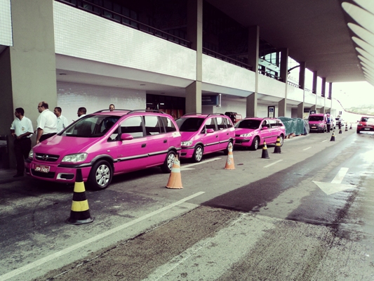 Táxis mudam de cor em Salvador em prol do Outubro Rosa