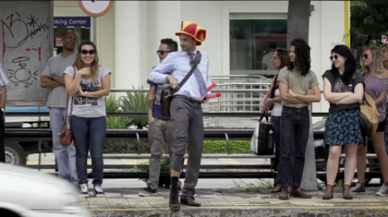 O personagem promoveu a diversão das pessoas que estavam à espera do ônibus (Foto: Divulgação/TBS Muito Divertido).
