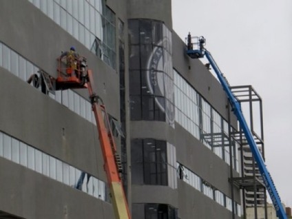 Fifa monta telão na fachada da Arena da Baixada 
