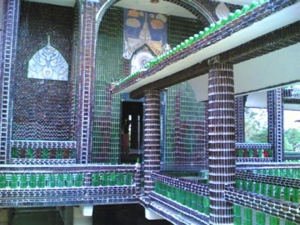 Templo budista é construído com garrafas de cerveja