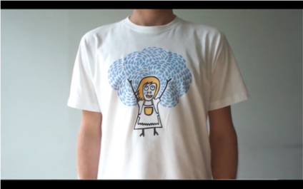 Tide distribui “camisa que se lava sozinha” aos universitários