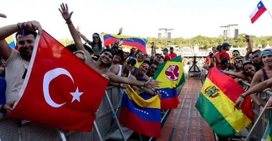 Pessoas de diversas partes do mundo invadem o Tomorrowland Brasil no Parque Maeda, em Itu (SP). Estrangeiros de diversas nacionalidades, como australianos, tailandeses, chilenos, mexicanos e uruguaios acampam no Dreamville - camping montado no festival para quem não quer perder um só momento do evento - e curtem evento com as bandeiras de seus países.