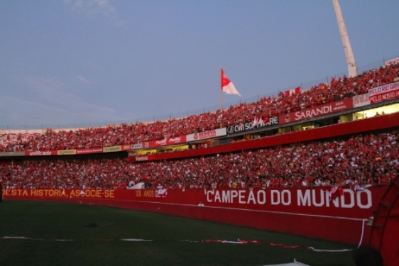 Identidade visual do Internacional, time de futebol, com diversos banners de marcas apostando no marketing esportivo