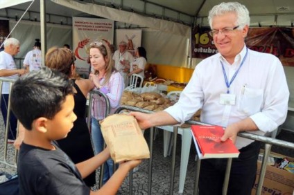 Três mil livros são arrecadados em troca de pães