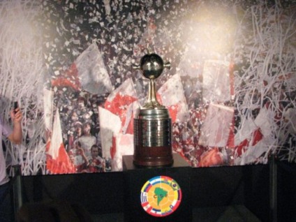 Troféu da Libertadores em exposição no Beira Rio