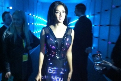 Nicole Scherzinger usa vestido de tweets em evento