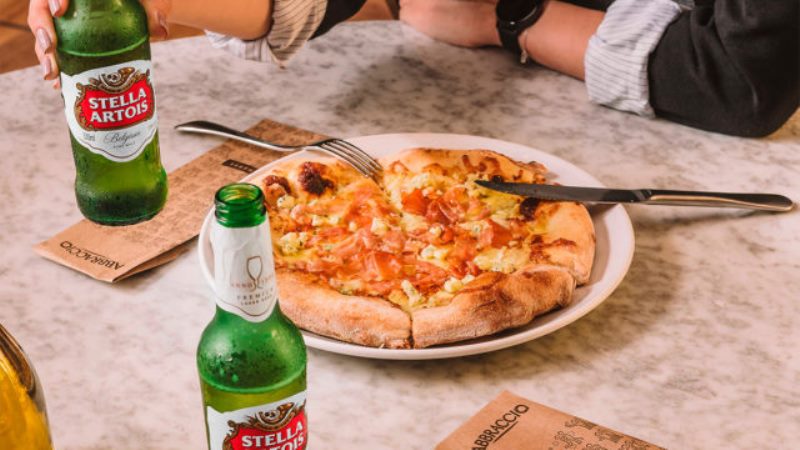 Abbraccio e Stella Artois apresentam pizza de cerveja