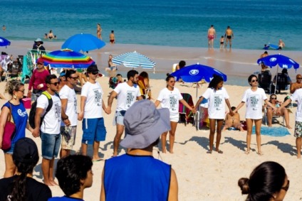 Adriana Calcanhotto participa de ação para limpar Praia do Leblon