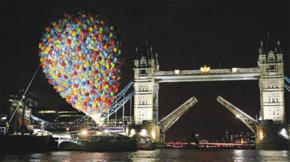 Balão da Disney atravessa a Tower Bridge