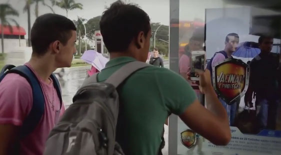 Outdoor interativo alerta sobre os cuidados com a gripe