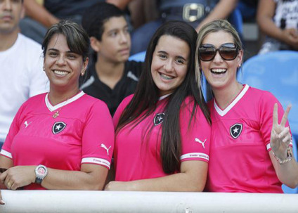 Mulheres com camisa rosa não pagaram no Engenhão