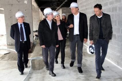 O secretário estadual da Copa, Mario Celso Cunha, acompanha o consultor de Estádios da Fifa, Charles Botta, durante visita às obras da Baixada. Curitiba, 17/09/2013. Foto: Lucilia Guimarães