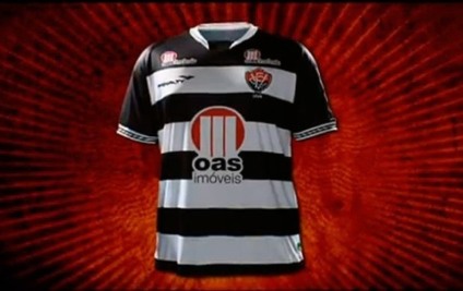 Vitória tira o vermelho do uniforme por uma causa nobre