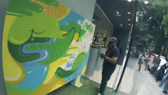 Loja da Adidas da Oscar Freire tem vitrina grafitada Loja da Adidas da Oscar Freire tem vitrina grafitada