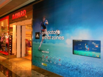 Estrelas do futebol em vitrina interativa da adidas