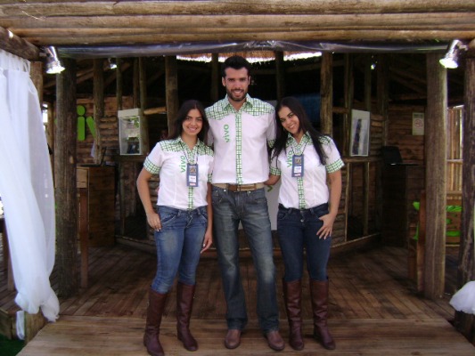 Promotores vestidos em estilo country dão dicas sobre os serviços da Vivo.