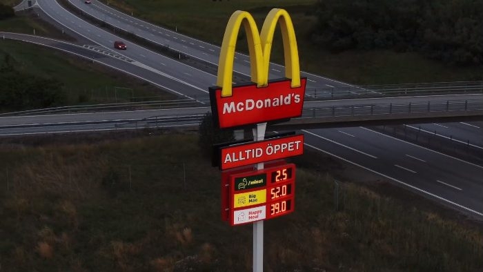 McDonald’s transforma lanchonetes em postos para carros elétricos