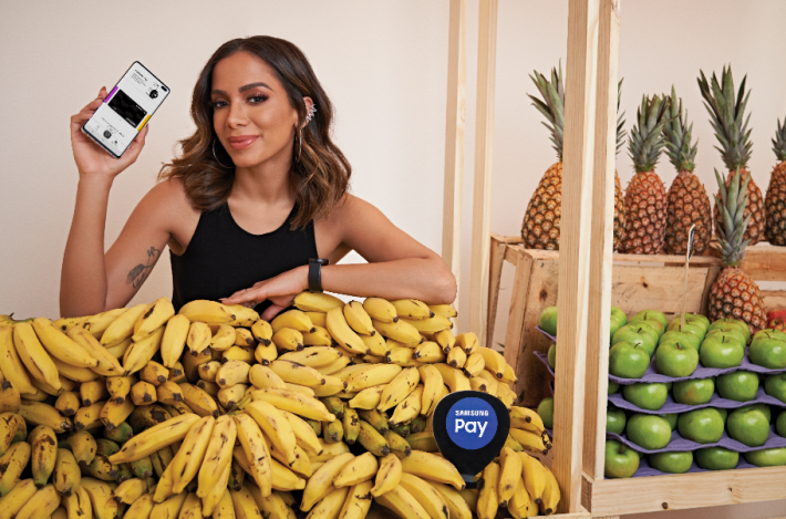 Samsung brinca com hits de Anitta em nova campanha