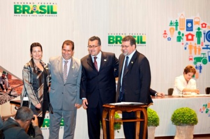 Assinatura de acordo para o Plano “Brasil Sem Miséria”. Da esq.: Tereza Campello (Ministra do Desenvolvimento Social), Carlos Lupi (Ministro do Trabalho e Emprego), Marcos Samaha (Presidente Walmart Brasil), Afonso Florence (Ministro do Desenvolvimento Agrário).