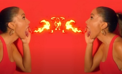 Anitta apresenta o novo sabor de Elma Chips no Brasil