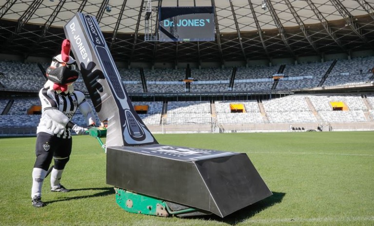 Dr. Jones corta a grama do Mineirão