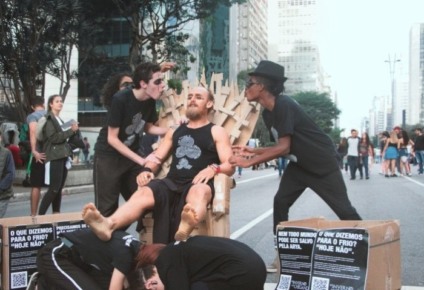 Réplica do trono de GoT divulga a Campanha do Agasalho